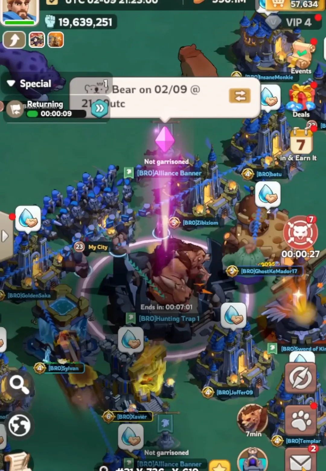 Kingshot world map showing an alliance's rally troops surrounding the Raging Bear under the Hunting Trap 1 buff, with a 7-minute countdown to the next spawn